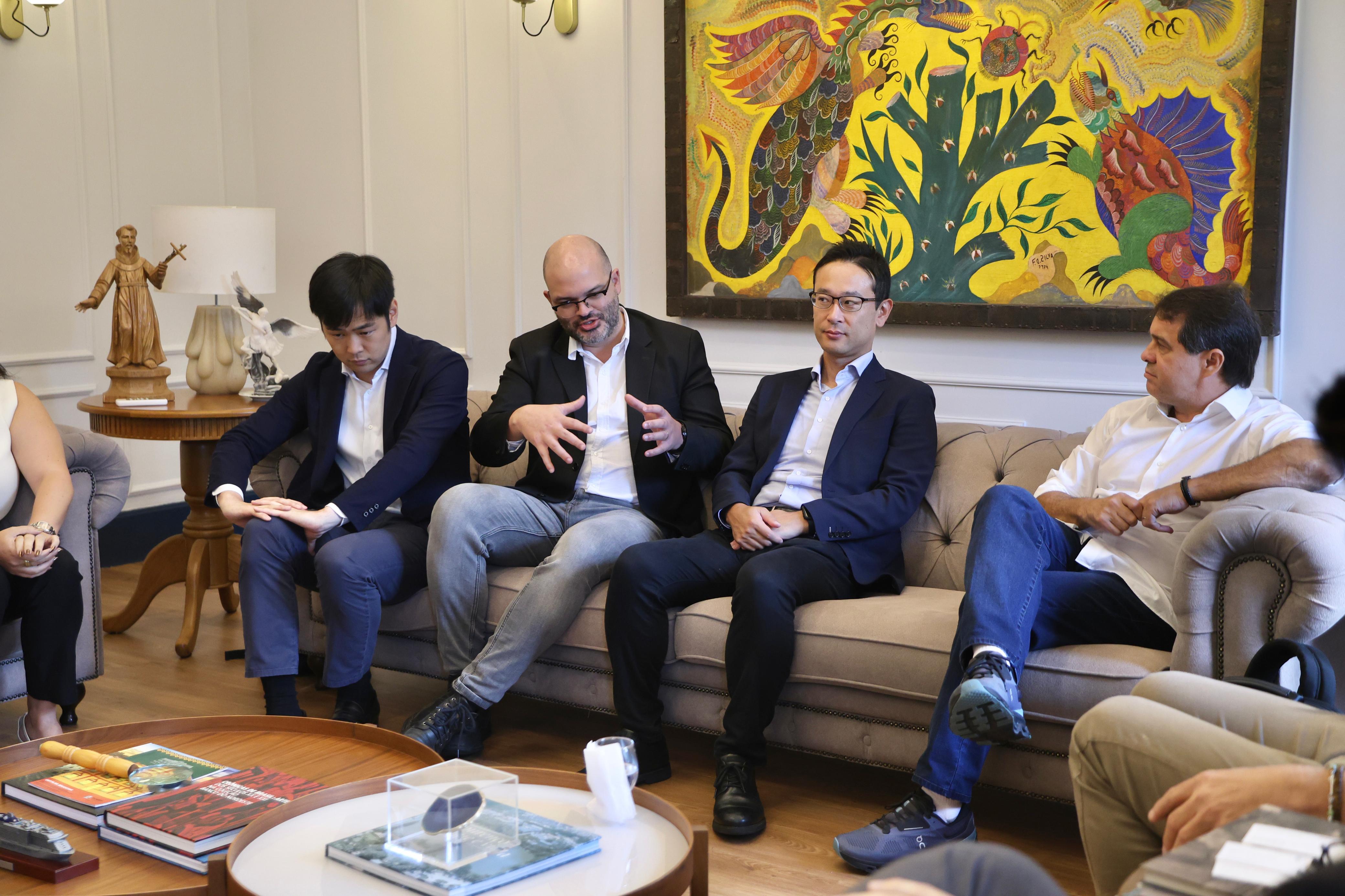 grupo de pessoas reunidas numa sal